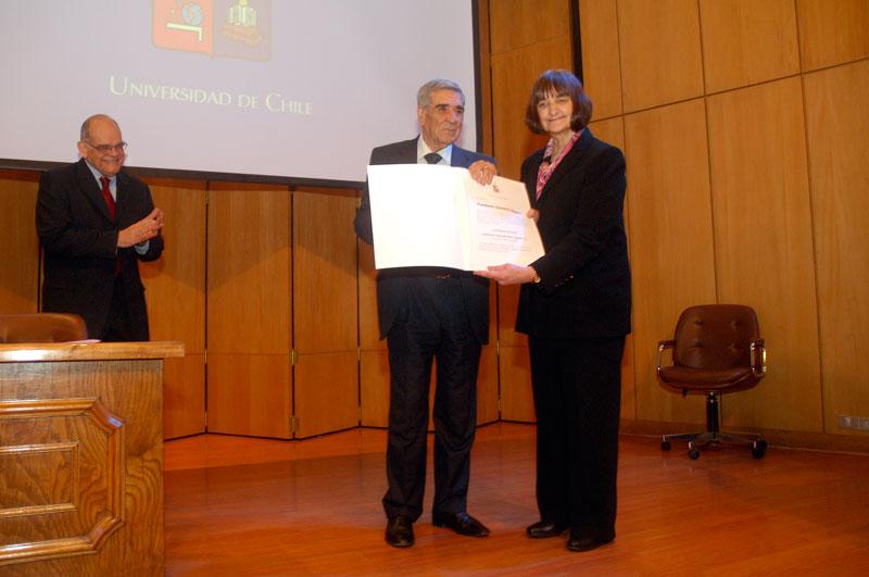 Recibió la Medalla Rector Juvenal Hernández Jaque, en la mención Artes, Letras y Humanidades.