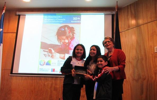 Ligia Gargallo, Premio Nacional de Ciencias Naturales, en ceremonia con las estudiantes galardonadas