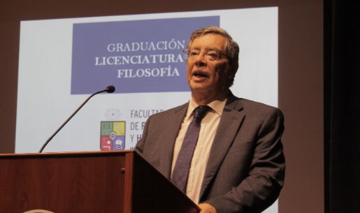 Prof. Carlos Ruiz Schneider, decano de la Facultad de Filosofía y Humanidades 