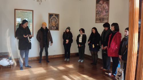 Estudiantes visitando Templo Iskcon