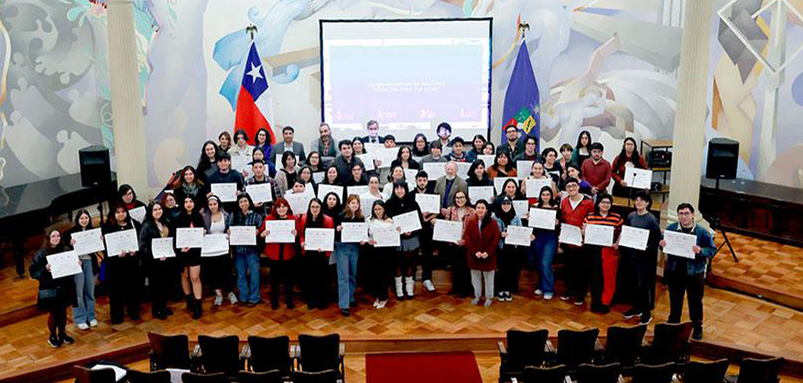 U. de Chile entrega certificación a participantes del seminario formativo con Peter Kornbluh