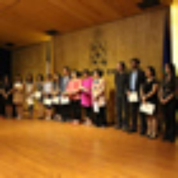 Facultad de Filosofía y Humanidades celebra ceremonia de homenaje a sus magísteres y doctorados 2014