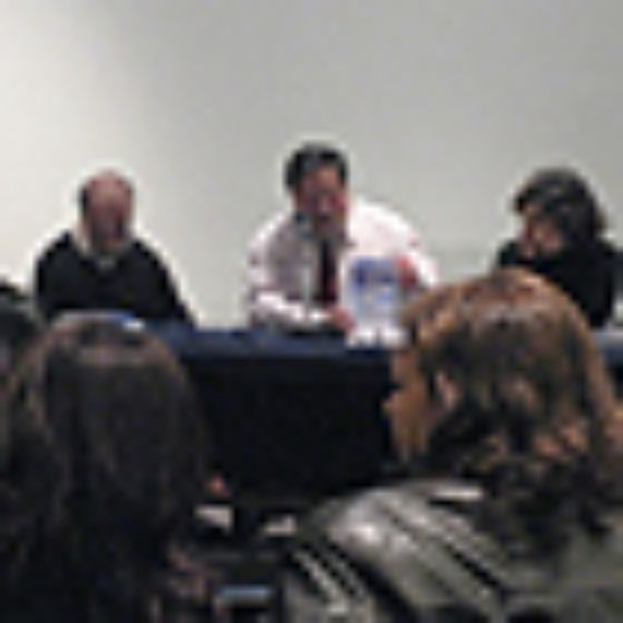 Los expositores Raúl Zurita y Pavella Coppola junto al moderador, Profesor Manuel Jofré (al centro).
