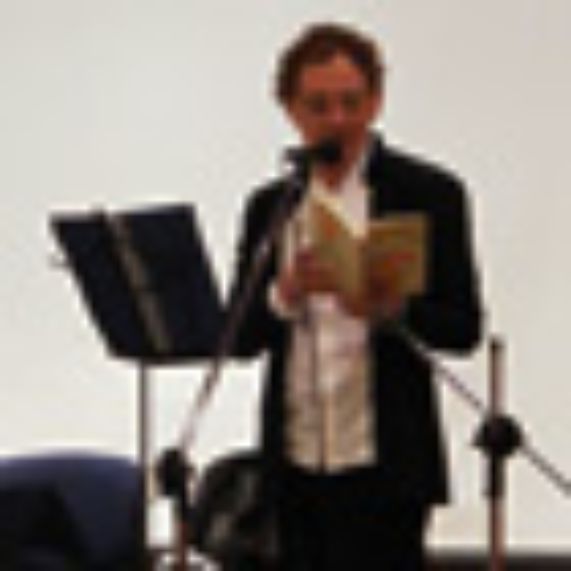 El poeta español Juan Carlos Mestre fue el encargado de cerrar la segunda jornada del encuentro internacional de poesía con una lectura compuesta por textos, música e interpretación.