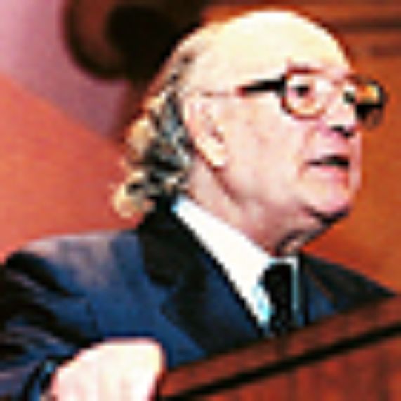 El Dr. Rabanales fue reconocido como Profesor Emérito de la Universidad de Chile, luego de su incansable labor como académico e investigador en la Casa de Bello.