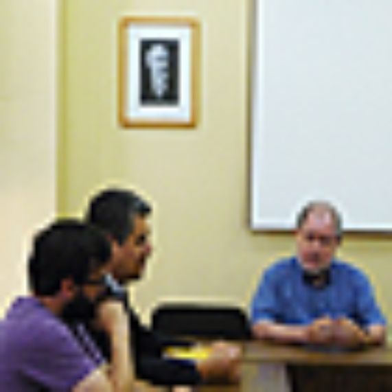 Para finalizar la ceremonia, el profesor San Martín entregó el nuevo número del Boletín de Filología a las autoridades de la Facultad.