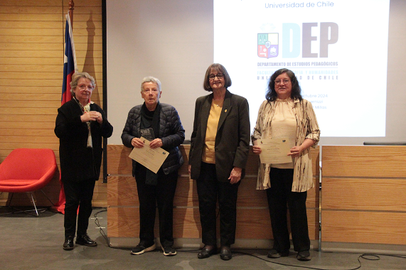 Rectora Rosa Devés junto a las académicas Loreto Nervi, Patricia Soto y Zulema Serrano 