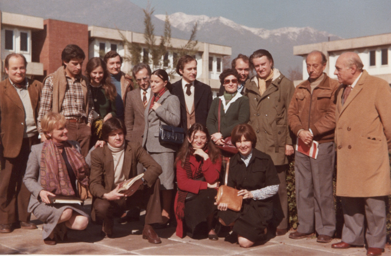 De pie, de izquierda a derecha: Eduardo Kähs, William Thayer Morel, Jacqueline de la Taille, José Gandolfo, Héctor Carvallo, Ximena Ponce de León, Jorge Acevedo, Monique Fédier, Jean Loup Saëns, François Fédier, Miguel Eyquem, Godofredo Iommi Marini. En primera fila, de izquierda a derecha: María del Solar, Cristóbal Holzapfel, María Eugenia Góngora, Elena Vial. La fotografía fue tomada por Ana María Celis.