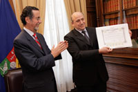 El Rector Pérez Vera entregó una copia del primer profesional chileno que alcanzó el grado de Doctorado en una Universidad chilena al Embajador Gonzalo Arenas, en representación de Guillermo Kuschel.