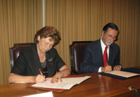 La Ministra Jiménez y el Rector Víctor Pérez firmaron el Memorándum de Entendimiento en relación a la Iniciativa Bicentenario. El documento tiene también la firma de la Presidenta Bachelet.